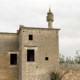 A rompere per� la semplicit� dell�architettura � una torretta merlata che spunta sul terrazzo...